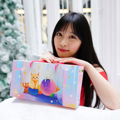 香华天艺术家陈谊欣与公益礼盒