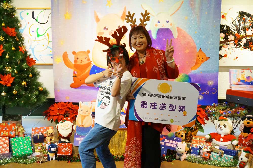 香华天品牌总监张翠芳颁发「最佳造型奖」给一日店长小萍