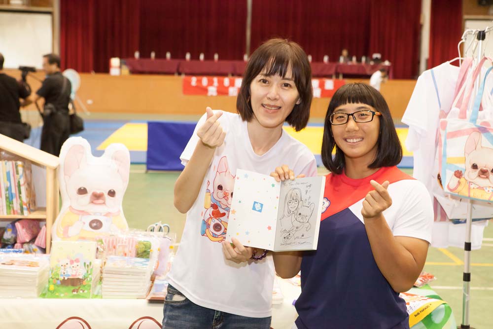 艺术家赖雅琦在BoBi 笔记本上画肖像，选手超开心