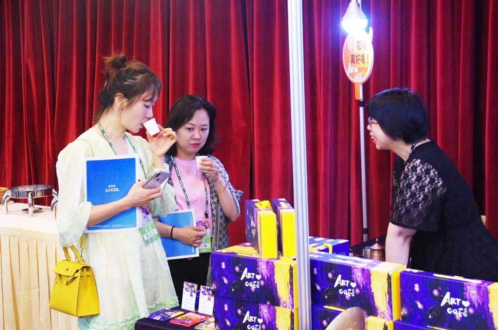 香华天与欧舍合作的「得艺咖啡」，香气十足让许多人闻香而来