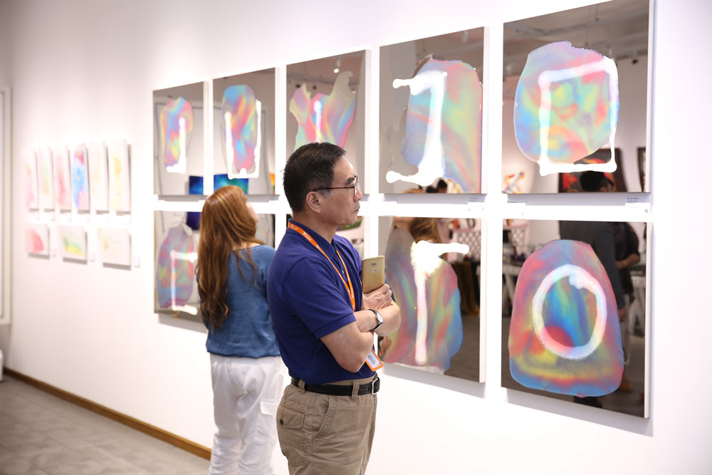 《明镜‧印象》系列作品因人事物变化产生千百万种面貌