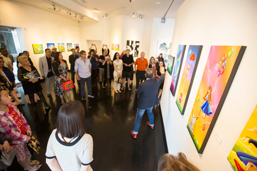 洛杉磯藝術聯盟的創始人 彼得 • 德萊瓦斯(Peter Drivas)與貴賓們介紹這次「夢想家」藝術慈善義賣