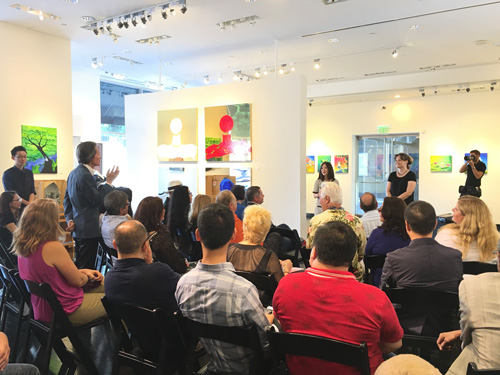 聽完藝術家辛蒂 • 桑頓勵志的人生故事後，貴賓們更加好奇想了解這些畫作的創作背景