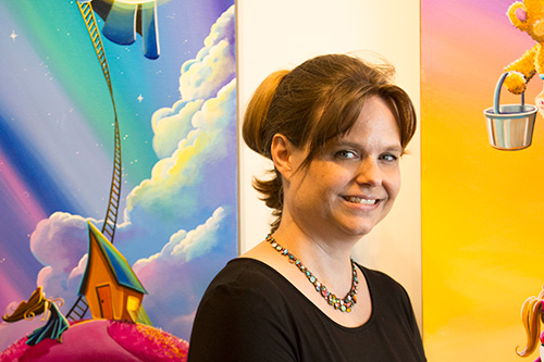 住在佛羅里達州的藝術家辛蒂 • 桑頓(Cindy Thornton)，特地帶兒子來到比佛利參加開幕講談