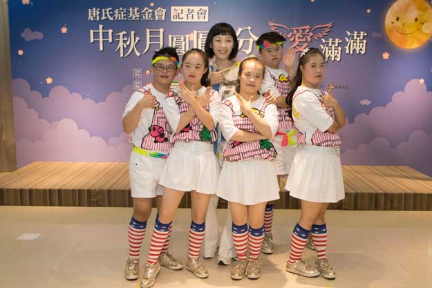 香華天集團董事長周貝芬女士與唐氏症基金會唐寶寶合影/唐氏症基金會[愛不囉唆]中秋禮盒記者會，邀請盧廣仲、香華天集團董事長周貝芬出席