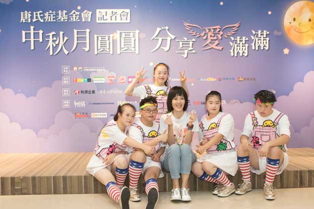香華天旗下藝術家賴雅琦與唐寶寶合影/唐氏症基金會[愛不囉唆]中秋禮盒記者會，邀請盧廣仲、香華天集團董事長周貝芬出席