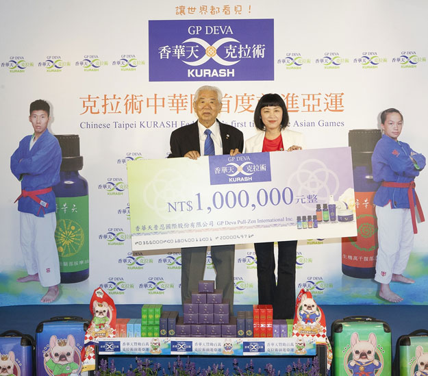 香華天集團董事長周貝芬頒發100萬予克拉術亞運代表隊，由克拉術協會理事長張漢東代表接受