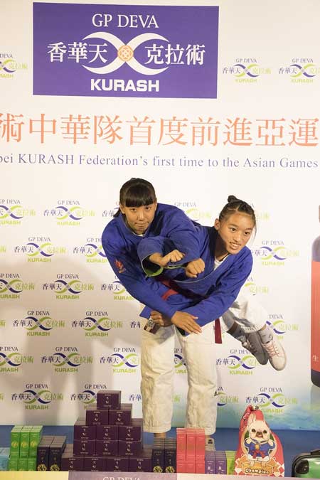 香華天贊助克拉術前進亞運記者會/克拉術代表隊選手葉蓮、鄒佳雯（女子52公斤級），上台表演克拉術招式