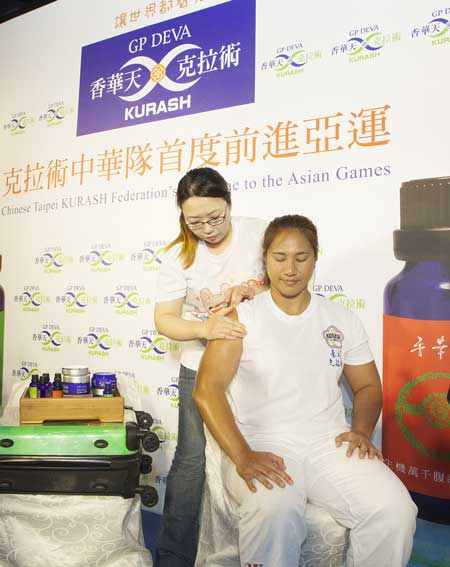 香華天贊助克拉術前進亞運記者會/香華天集團董事長周貝芬特別派旗下「養氣道」按摩講師，隨團到雅加達亞運設立「元氣補給站」，為選手舒壓。圖為亞運克拉術代表楊憲慈選手