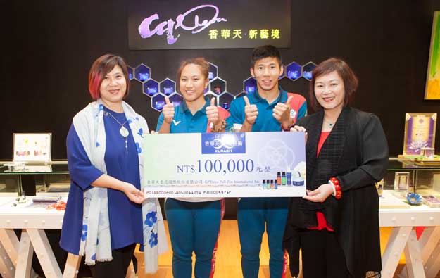 香華天集團周貝芬董事長贊助亞運克拉術銅牌選手詹皓程楊憲慈,圖左為克拉術執行長張詩佩,右為香華天品牌總監張翠芳