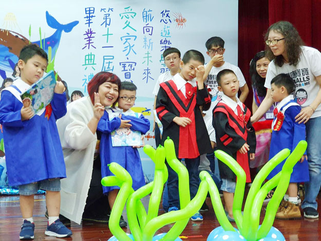 唐氏症基金会爱家宝贝第11届毕业典礼,香华天集团出席赠送艺术家赖雅琦的儿童绘本幸福的礼物