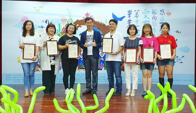 唐氏症基金会爱家宝贝第11届毕业典礼,香华天集团出席赠送艺术家赖雅琦的儿童绘本幸福的礼物